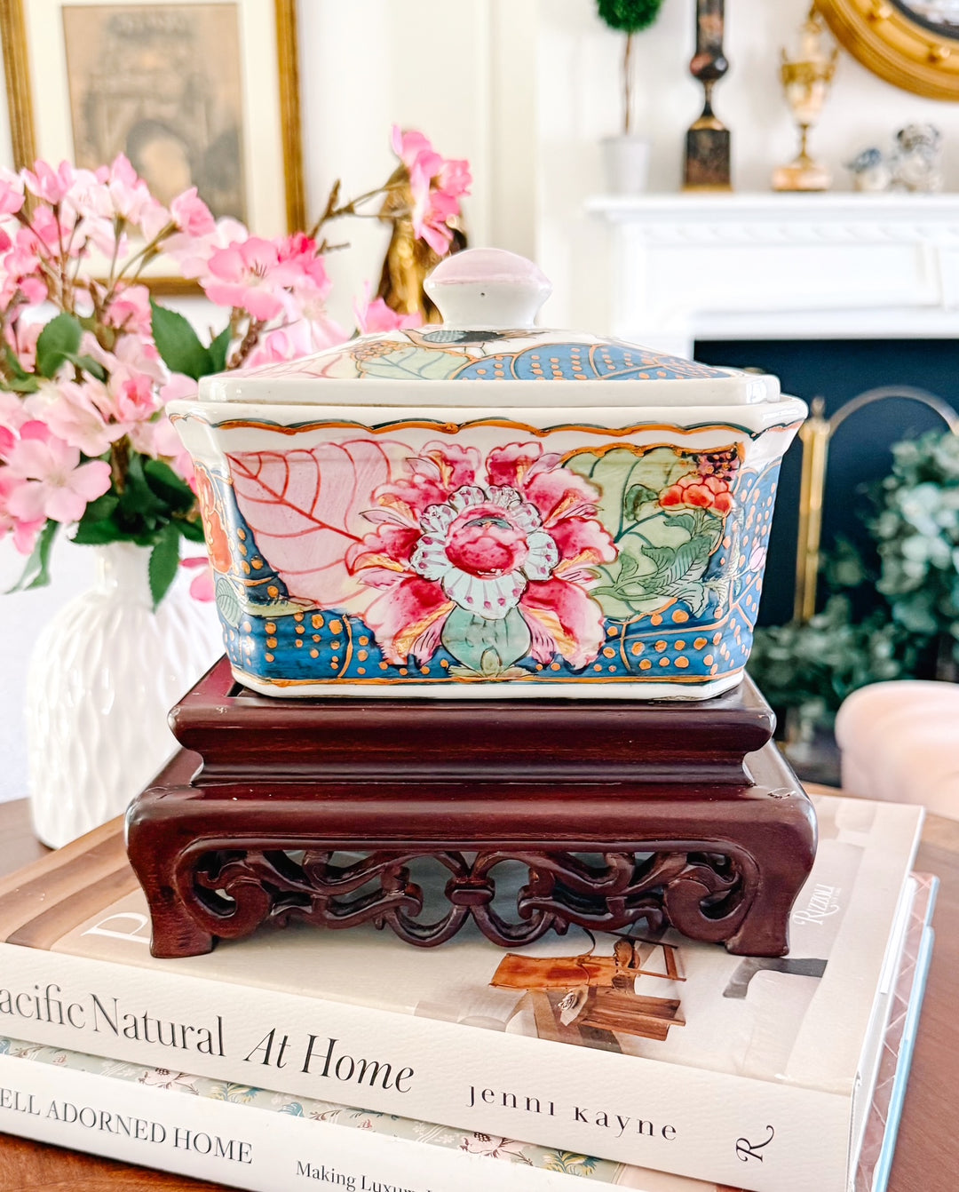 Vintage Chinoiserie Tobacco Leaf Porcelain Lidded Box on Carved Wooden Stand